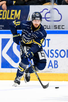 HV71s Riley Woods