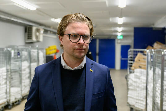 HV71s sportchef Björn Liljander blir intervjuad