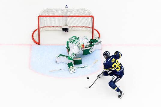 Rögles målvakt Arvid Holm mot HV71s Olle Alsing