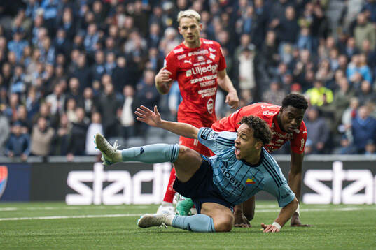 Djurgårdens Mikael Anderson och Värnamos Rufai Mohammed