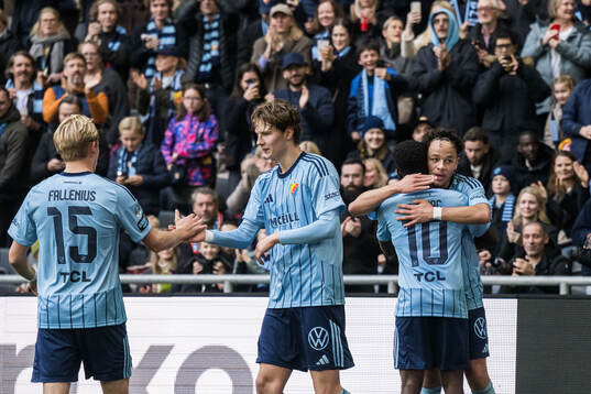 Djurgårdens Mikael Anderson jublar med Tokmac Nguen