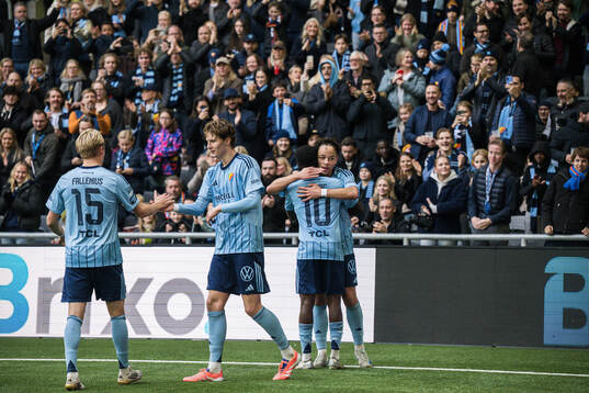 Djurgårdens Mikael Anderson jublar med Tokmac Nguen