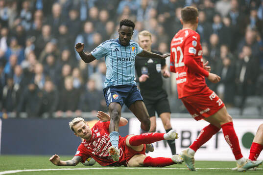 Värnamos Kent-Are Antonsen och Djurgårdens Tokmac Nguen