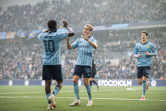 Djurgårdens Tokmac Nguen jublar med Oskar Fallenius