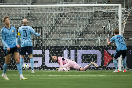 Djurgårdens målvakt Filip Manojlovic reagerar mot Matias