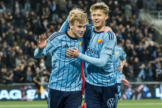 Djurgårdens Patric Åslund jublar med Theo Bergvall