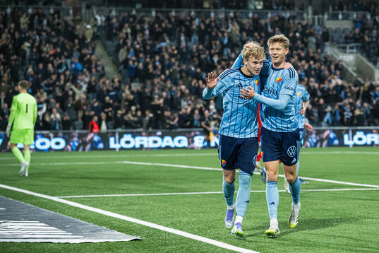 Djurgårdens Patric Åslund jublar med Theo Bergvall