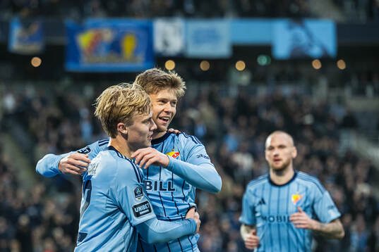 Djurgårdens Patric Åslund jublar med Theo Bergvall