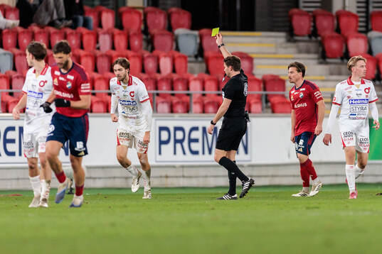 Degerfors Juhani Pikkarainen tilldelas gult kort av domare