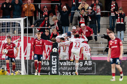 Degerfors Arman Taranis jublar med supportrar och