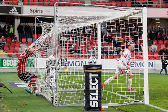 Östers Noah Söderberg och Degerfors Santeri Haarala