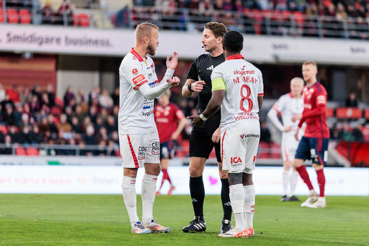 Degerfors Daniel Sundgren  och Nahom Netabay pratar med