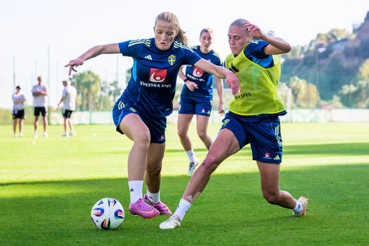 Smilla Holmberg and Elma Junttila Nelhage of the Swedish