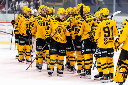 Skellefteås Victor Stjernborg jublar med lagkamrater