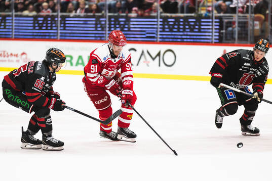 Örebros David Quenneville och Timrås Magnus Pääjärvi