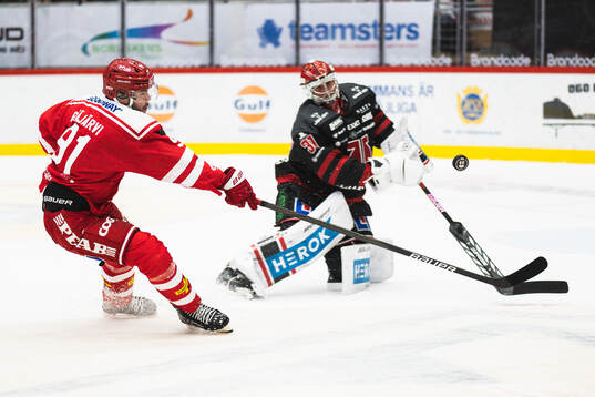 Timrås Magnus Pääjärvi och Örebros målvakt Jonas