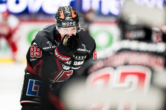 Örebros Patrik Karlkvist lämnar isen