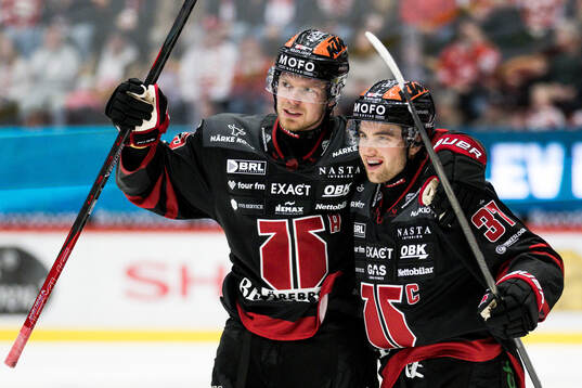 Örebros Christopher Mastomäki och Glenn Gustafsson jublar