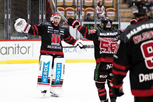Örebros målvakt Jonas Arntzen jublar