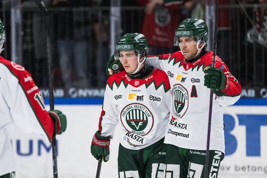 Frölundas Jere Innala och Henrik Tömmernes jublar