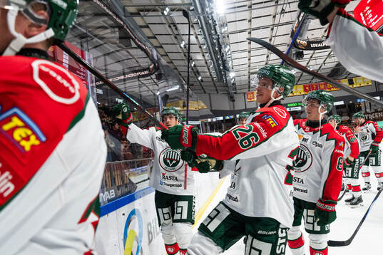 Frölundas Isac Heens jublar med lagkamrater