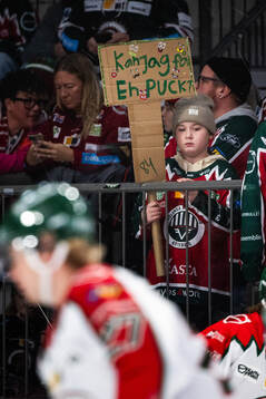 Frölunda supporter med en skylt med texten ”Kan jag få