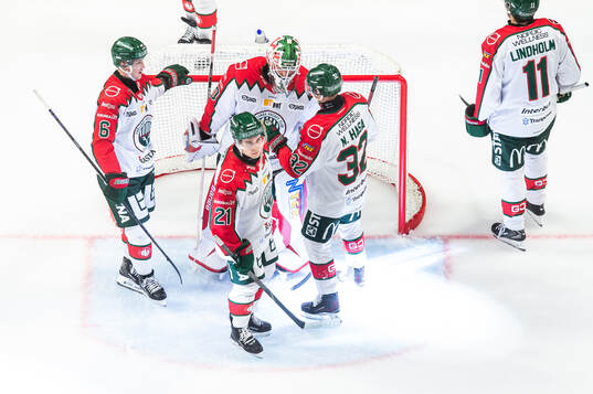 Frölundas Jere Innala jublar med lagkamrater