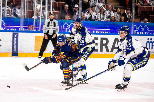 Djurgårdens Jacob Josefson och Leksands Nolan Stevens och