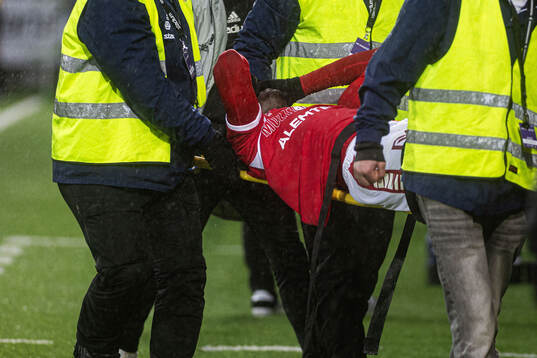 Kalmars Aboubacar Keita bärs ut på bår