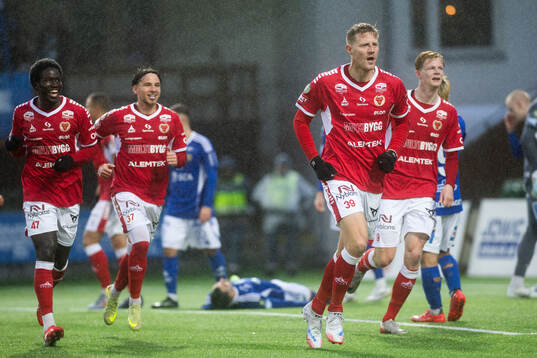 Kalmars Lars Sætra jublar med Aboubacar Keita, Tomas