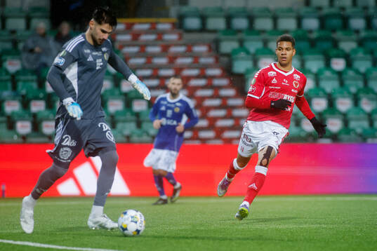 Kalmars Anthony Olusanya och GIF Sundsvalls målvakt Daniel