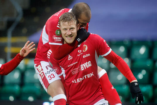 Kalmars Lars Sætra jublar med Robert Gojani