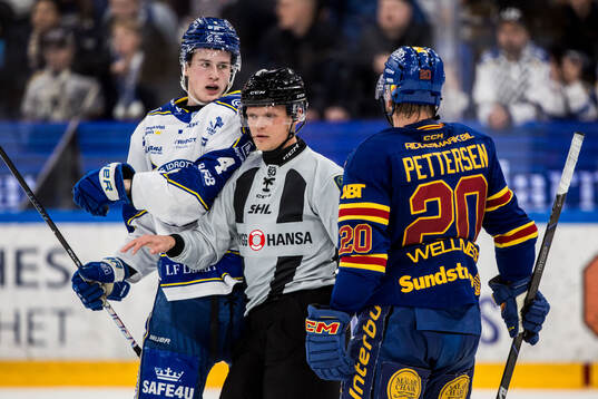 Leksands Tinus Luc Koblar och Linjedomare Rickard Nilsson