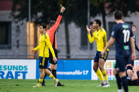 Ängelholms Adam Touray tilldelas gult kort av domare