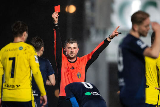 Eskilsminnes Lucas Ohlander tilldelas rött kort av domare