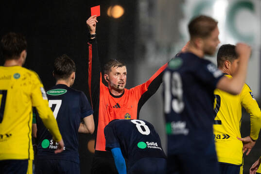 Eskilsminnes Lucas Ohlander tilldelas rött kort av domare