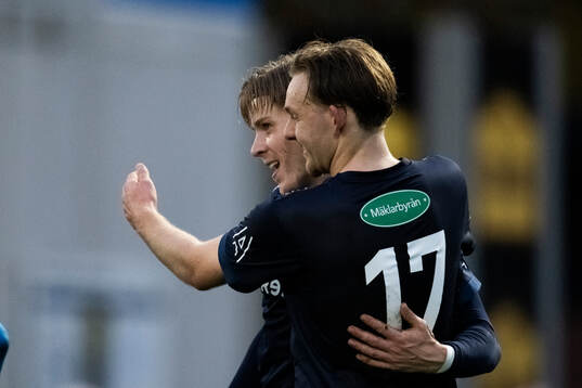 Eskilsminnes Hampus Stoltz och Hugo Lindahl jublar