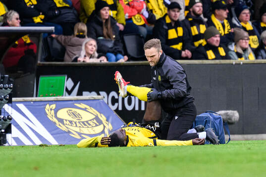 Mjällbys Abdoulie Manneh har ont och får vård