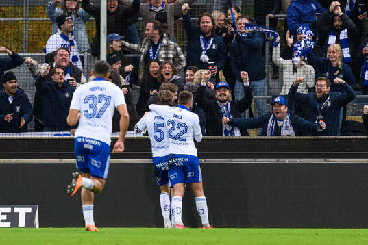 IFK Norrköpings Christoffer Nyman jublar med supportrar