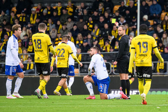 Domare Richard Sundell tilldelar Mjällbys Jesper