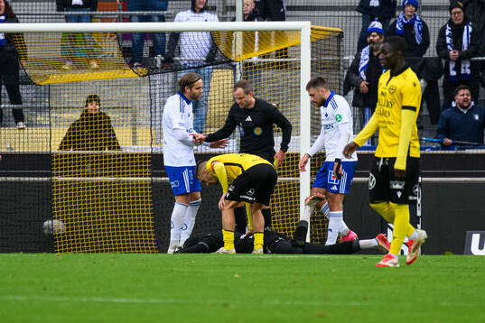 Mjällbys målvakt Noel Törnqvist har ont