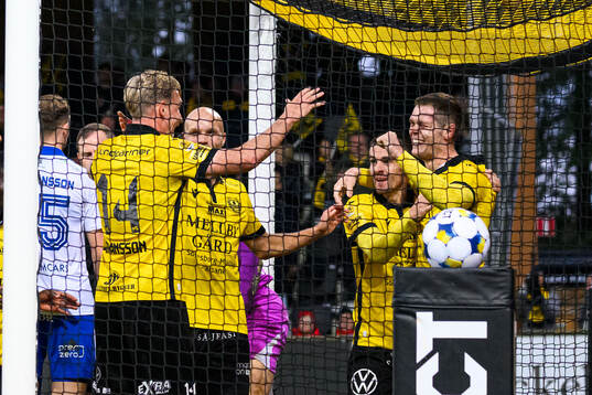 Mjällbys Jacob Bergström jublar med Herman Johansson och