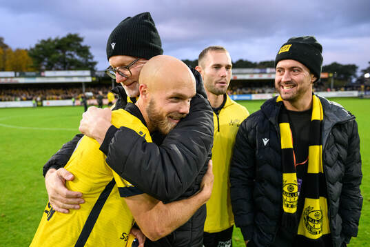 Mjällbys Viktor Gustafson jublar med ordförande Magnus