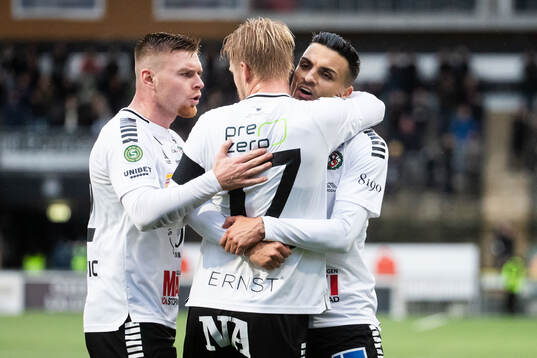 Örebros Karl Holmberg jublar med Dino Salihovic och Ahmed