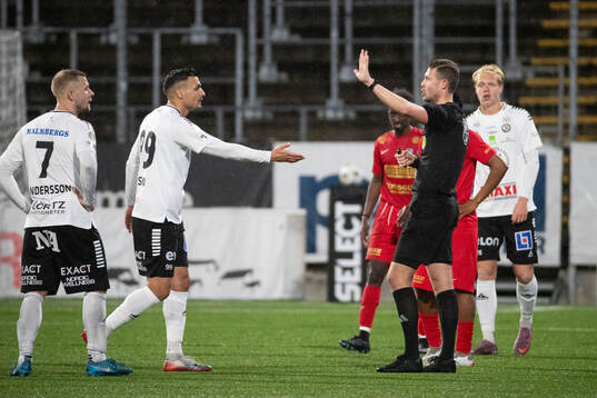 Örebros Ahmed Yasin reagerar mot domare Erik Mattsson