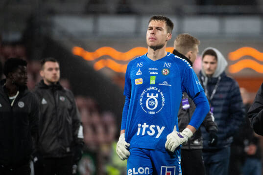 Örebros målvakt Jakub Ojrzynski deppar