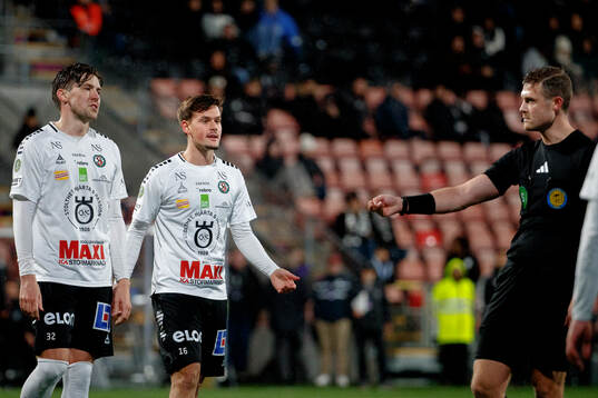 Örebros John Stenberg och Hampus Söderström och Domare