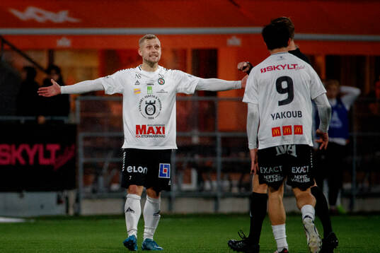 Örebros Erik Andersson reagerar på ett domslut