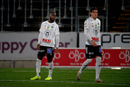 Örebros Joseph Baffoe och John Stenberg deppar