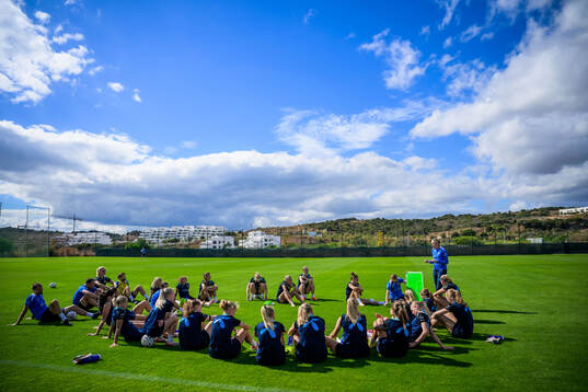 Plagers of Norway gather around head coach Gemma Grainger